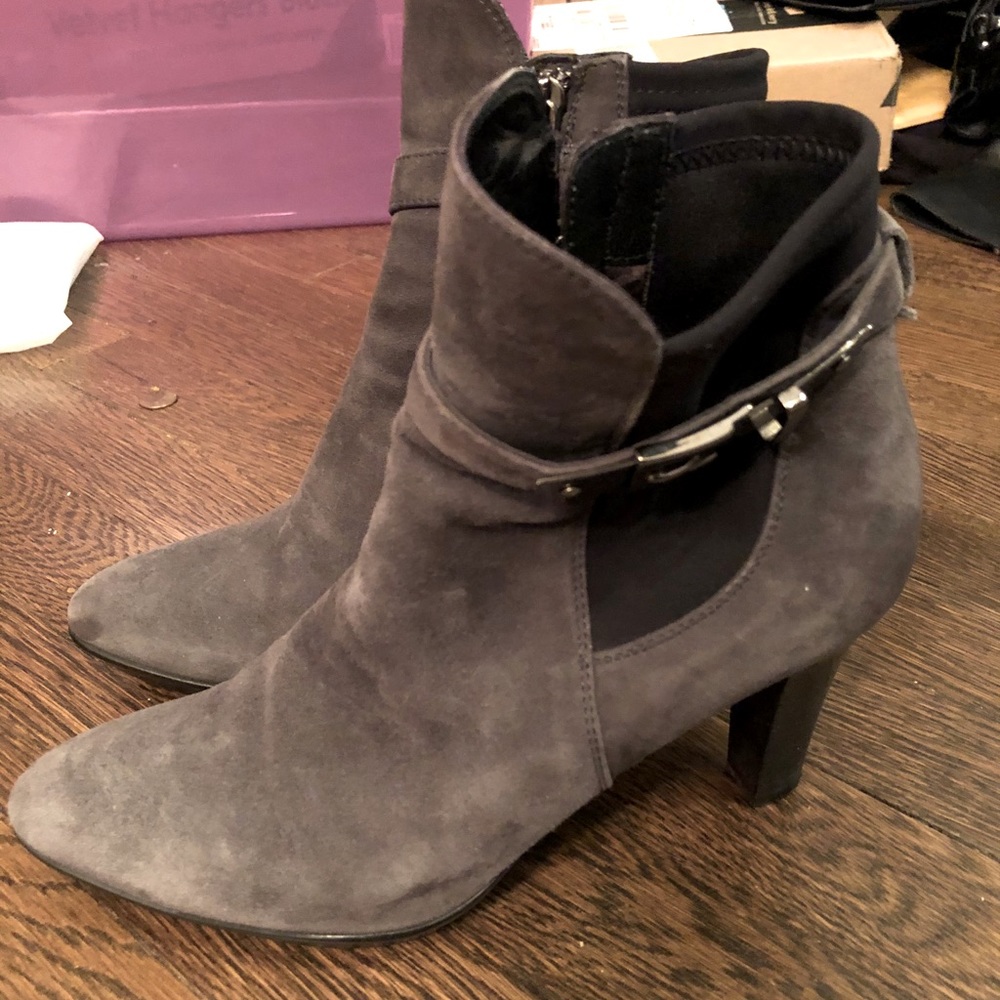 Like new Aquatalia Size 8 gray suede booties